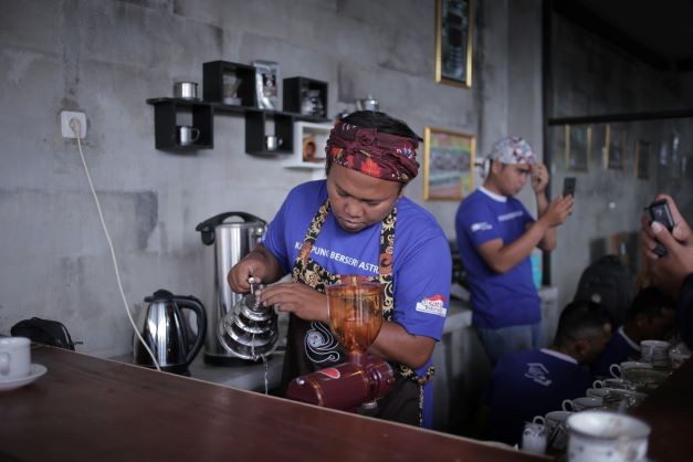 Dongkrak Pamor Kopi Bondowoso, Warga Lereng Ijen Raung Dilatih Jadi Barista. Foto: MNC Media