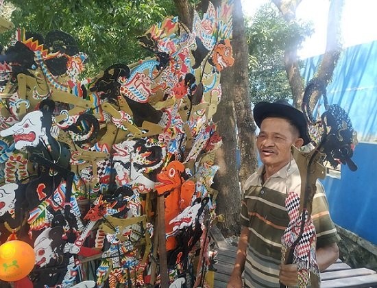 Kisah Pedagang Wayang Bisa Sekolahkan Anak hingga Jadi PNS dan TNI. (Foto: Avirista Midaada)