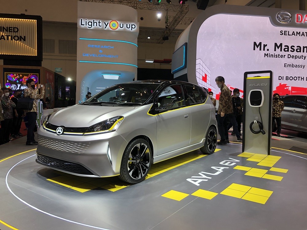 Daihatsu sendiri mengenalkan sejumlah kendaraan andalannya, salah satunya adalah Daihatsu Ayla EV.