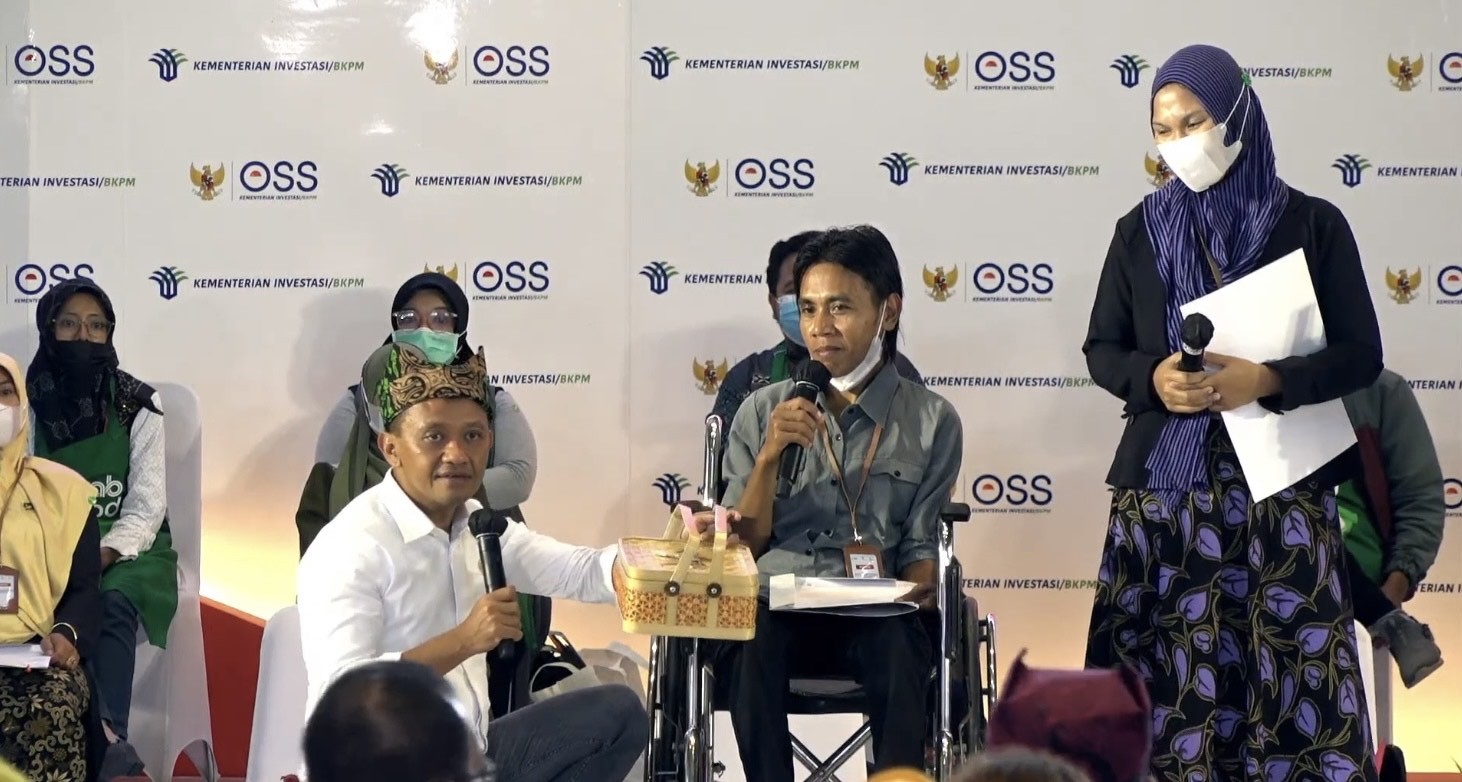 Serahkan NIB ke UMK Banyuwangi, Bahlil Tawarkan Jasa Marketing ke Perajin Bambu  (Dok.Ist)