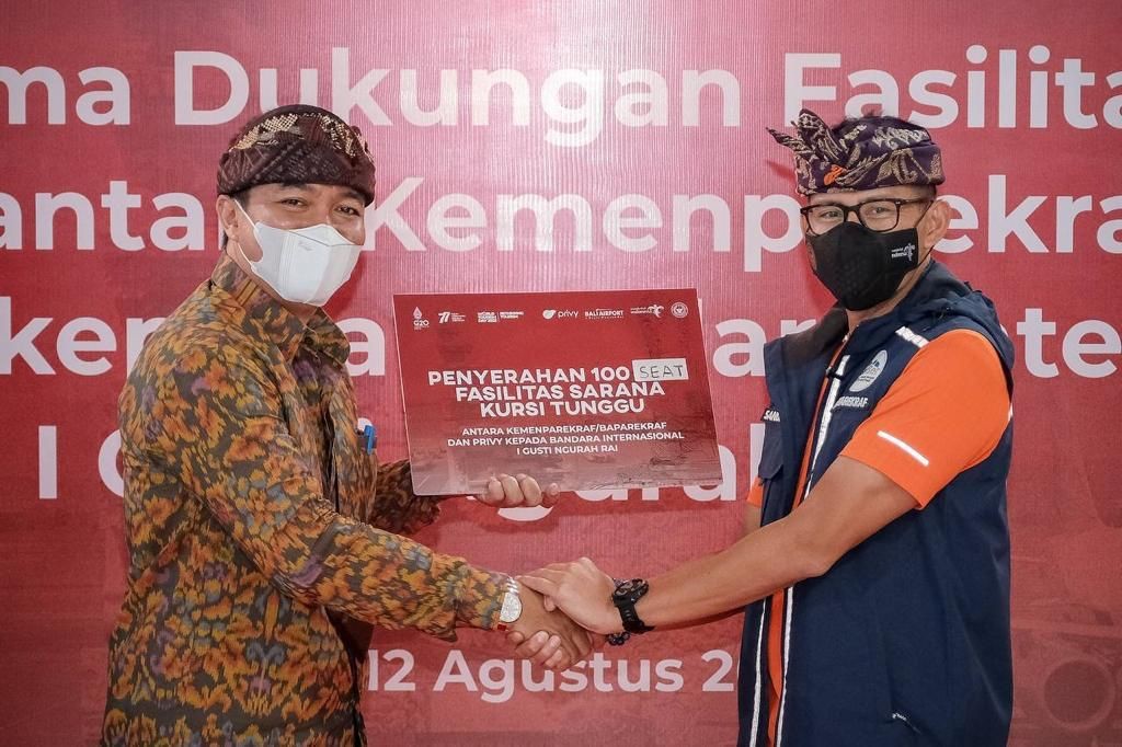 Kemenparekraf berkolaborasi dengan PT. Privy Identitas Digital memperkuat sarana Bandar Udara Internasional Ngurah Rai berupa bantuan 100 kursi tunggu.