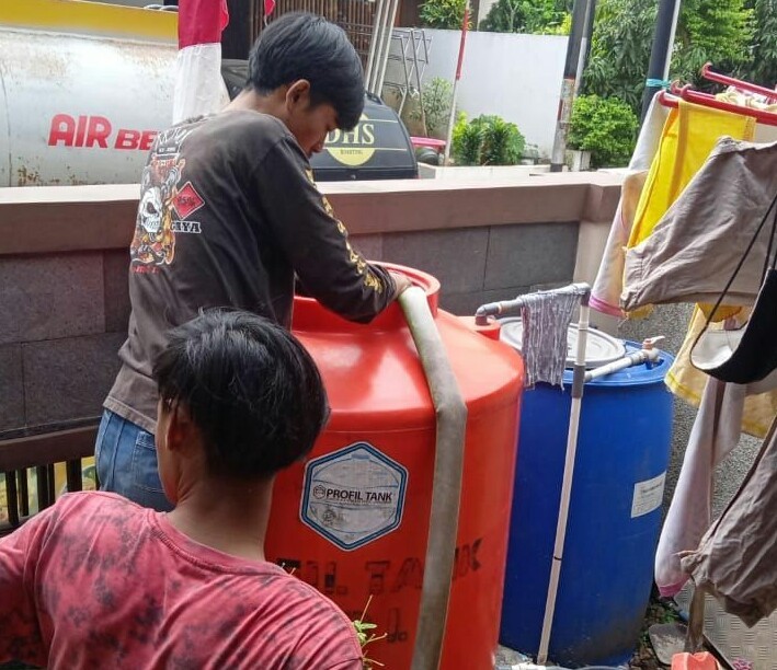 PDAM Sering Mati, Warga Kompleks Terpaksa Iuran Beli Air Tangki (FOTO:MNC Media)
