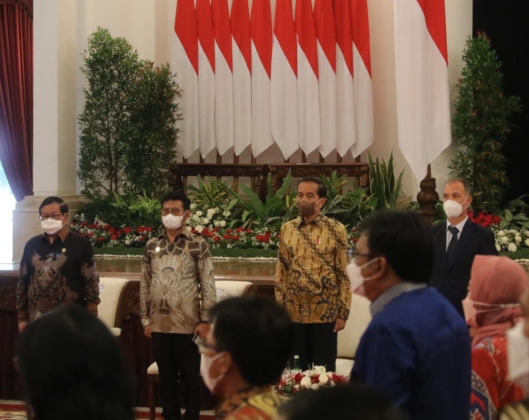 IRRI memberikan penghargaan terhadap Republik Indonesia yang selama tiga tahun terakhir mampu mencapai swasembada beras.