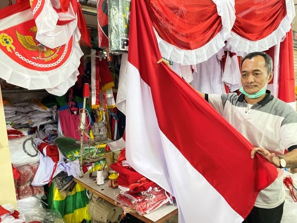 Syamsir (60), pengusaha konveksi di Pasar Senen Jakarta ini banjir pesanan menjelang HUT RI. Foto: MPI/Advenia