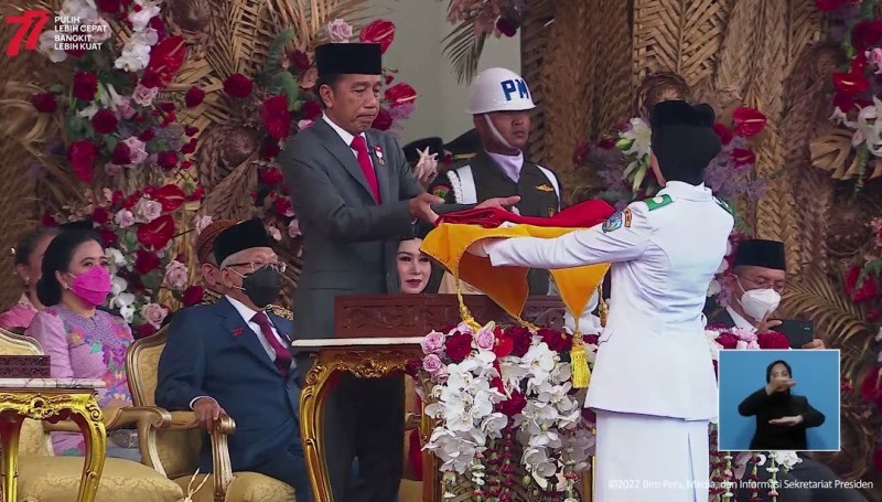 Upacara Penurunan Bendera Selesai, Presiden Jokowi Terima Sang Merah Putih  (Foto: Ist)