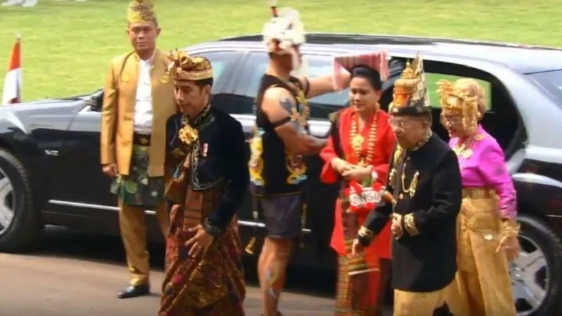 Pakaian Adat Jokowi
