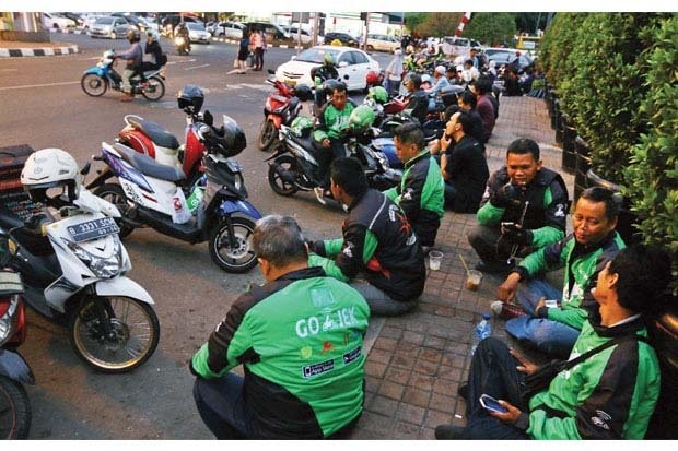 Menteri UMKM Pastikan Ojol Berhak Dapat BBM Subsidi, Bagaimana Taksi Online? (Foto MNC Media)