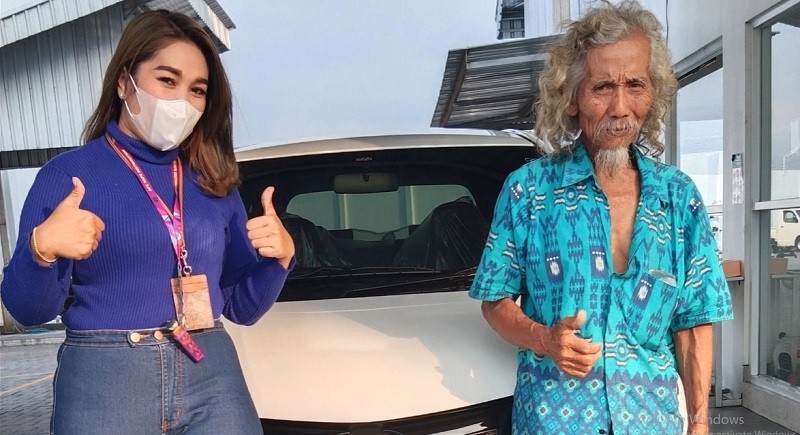 Sempat Dikira Pengemis, Kakek Ini Bawa Uang Sekarung untuk Beli Mobil Baru. (Foto: tangkapan layar YouTube Sales Solo)