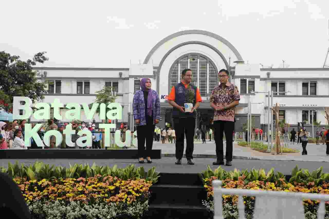 Anies Baswedan mengajak warga untuk mengubah pola pikir dengan membayangkan Kota Tua jadi tujuan wisata seluruh penjuru dunia.