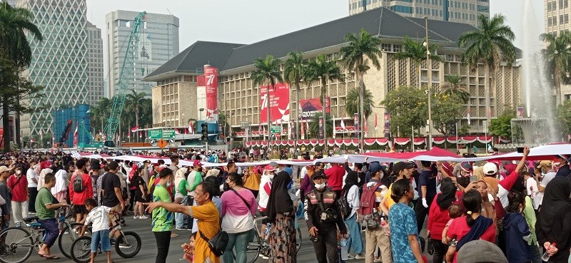Warga Antusias Saksikan Kirab Merah Putih, Bendara 1.700 Meter Terbentang di Monas. (Foto: MNC Media)