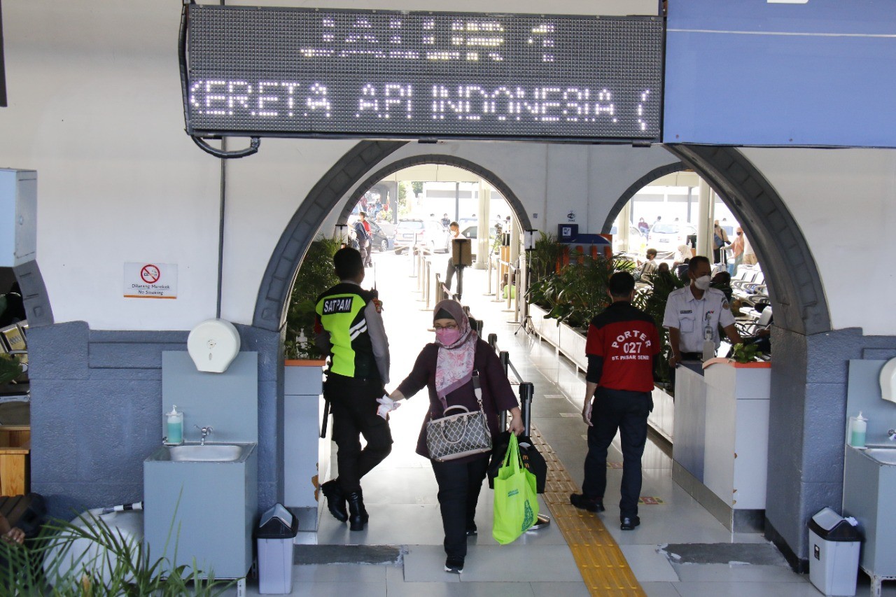 Wajib Booster Mulai Besok, KAI Imbau Calon Penumpang Segera Penuhi Aturan. (Foto: MNC Media)