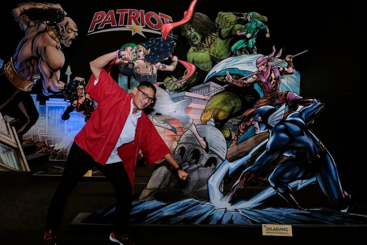 Menparekraf Sandiaga Uno berpose di depan instalasi karakter karya Bumilangit yang ditampilkan pada acara Pop Art Jakarta 2022.