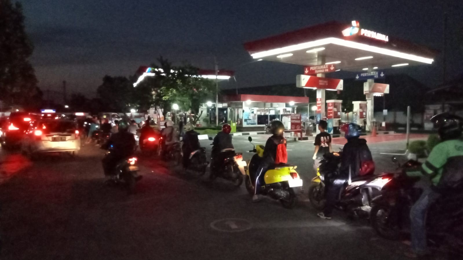 Masyarakat Ramai-ramai Antre BBM di SPBU, Stok Pertalite Mulai Menipis. (Foto: Abdul Rohman/MNC Media)