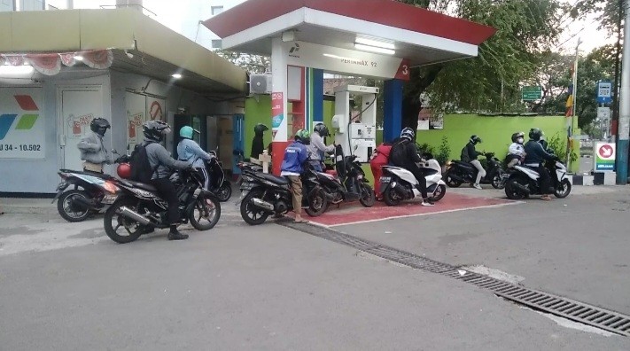 Jelang BBM Naik, Warga Bandung Serbu SPBU Minta Didaftarkan MyPertamina. (Foto: MNC Media)