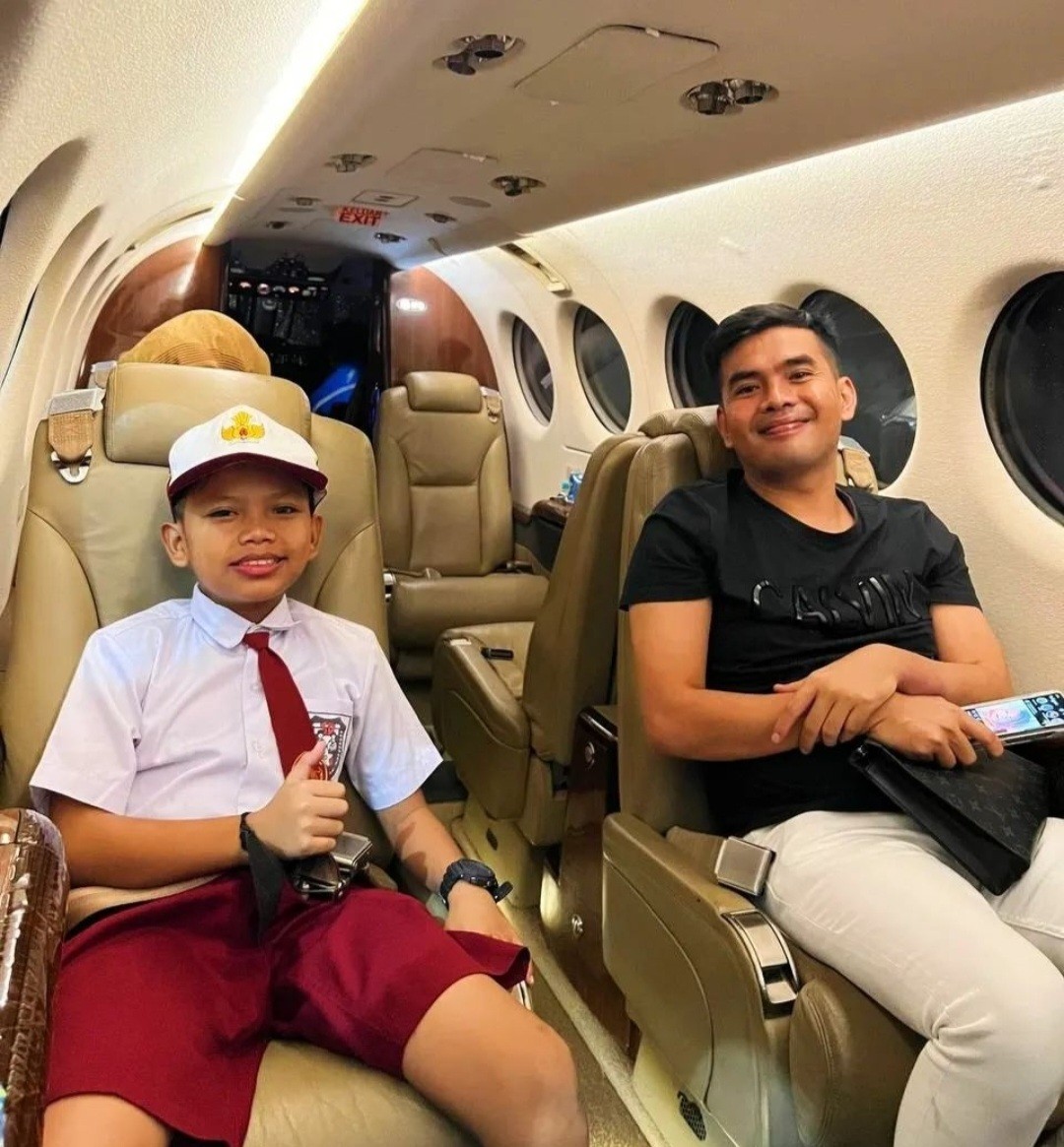 Ini Potret Farel Prayoga ke Sekolah Naik Jet Pribadi (FOTO: Instagram @ZidniyaZidni)