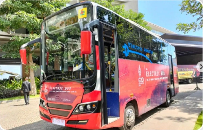 Khofifah Luncurkan Bus Listrik Merah Putih yang Irit Bahan Bakar hingga 58%. (Foto: MNC Media)