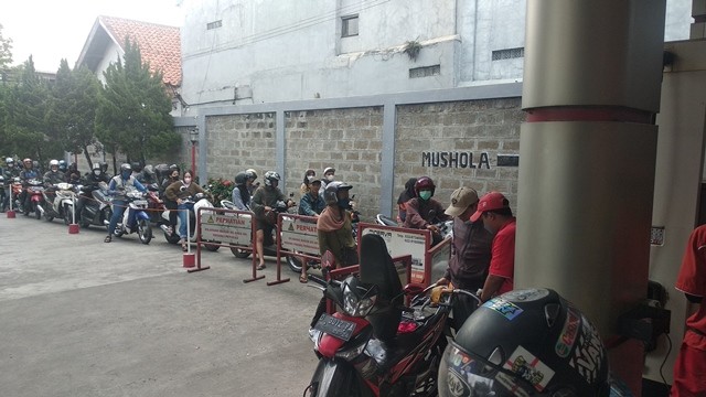 Isu Kenaikan Harga Pertalite, Pengendara Padati SPBU Cimahi 