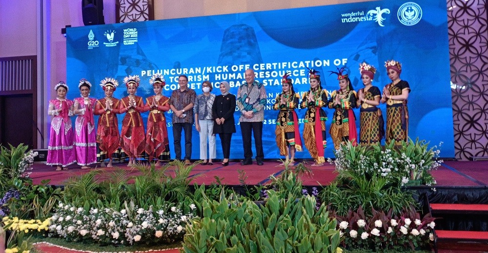 45.000 sumber daya manusia (SDM) bidang pariwisata serta disertifikasi mulai sepanjang 2022 hingga 2023.