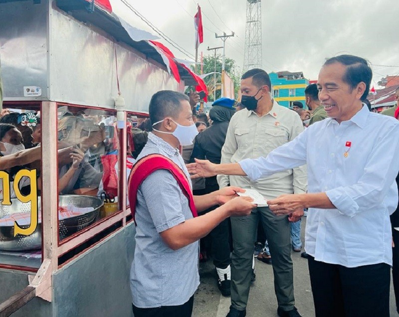 Bagikan Bansos ke Pedagang Pasar Olilit, Jokowi Harap Omzet Meningkat (Foto: Istimewa)
