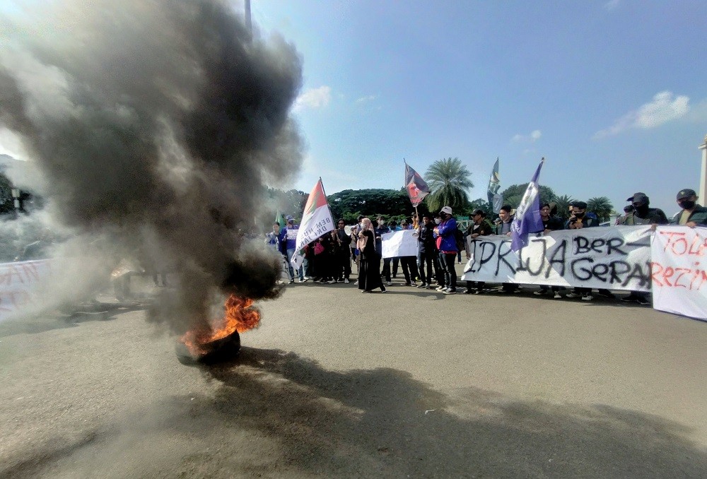 Bakar Ban di Kawasan Patung Kuda, Massa Aliansi BEM Nusantara Tolak Kenaikan Harga BBM 