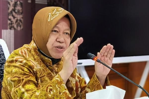 Viral 'Ngemis Online' Mandi Lumpur di Tiktok, Risma Bakal Kirim Surat ke Pemda. (Foto: MNC Media).