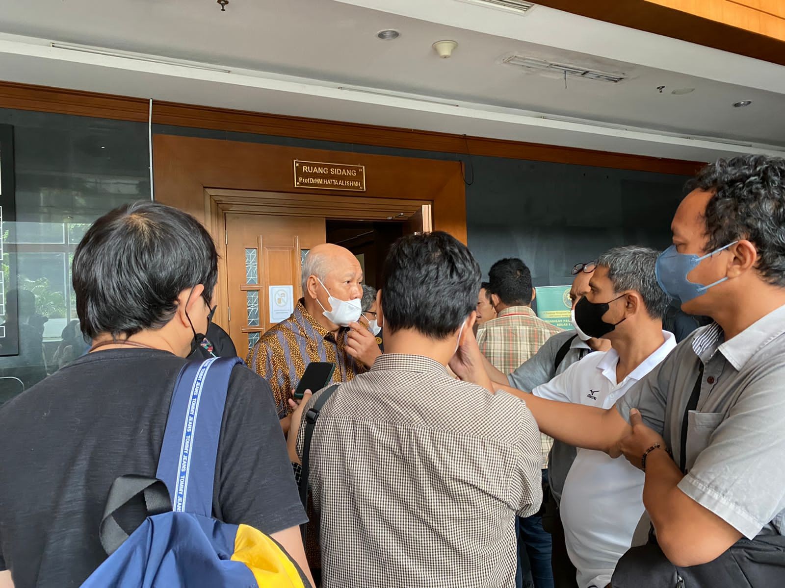 Kuasa hukum hukum Pierre Togar Sitanggang, Denny Kailimang.