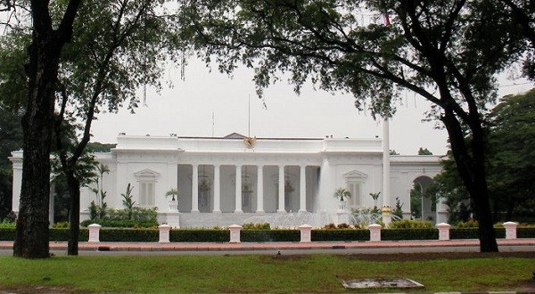 Seorang perempuan membawa senjata api jenis FN diduga akan menerobos Istana Presiden pada Selasa, 25 Oktober 2022 pagi.