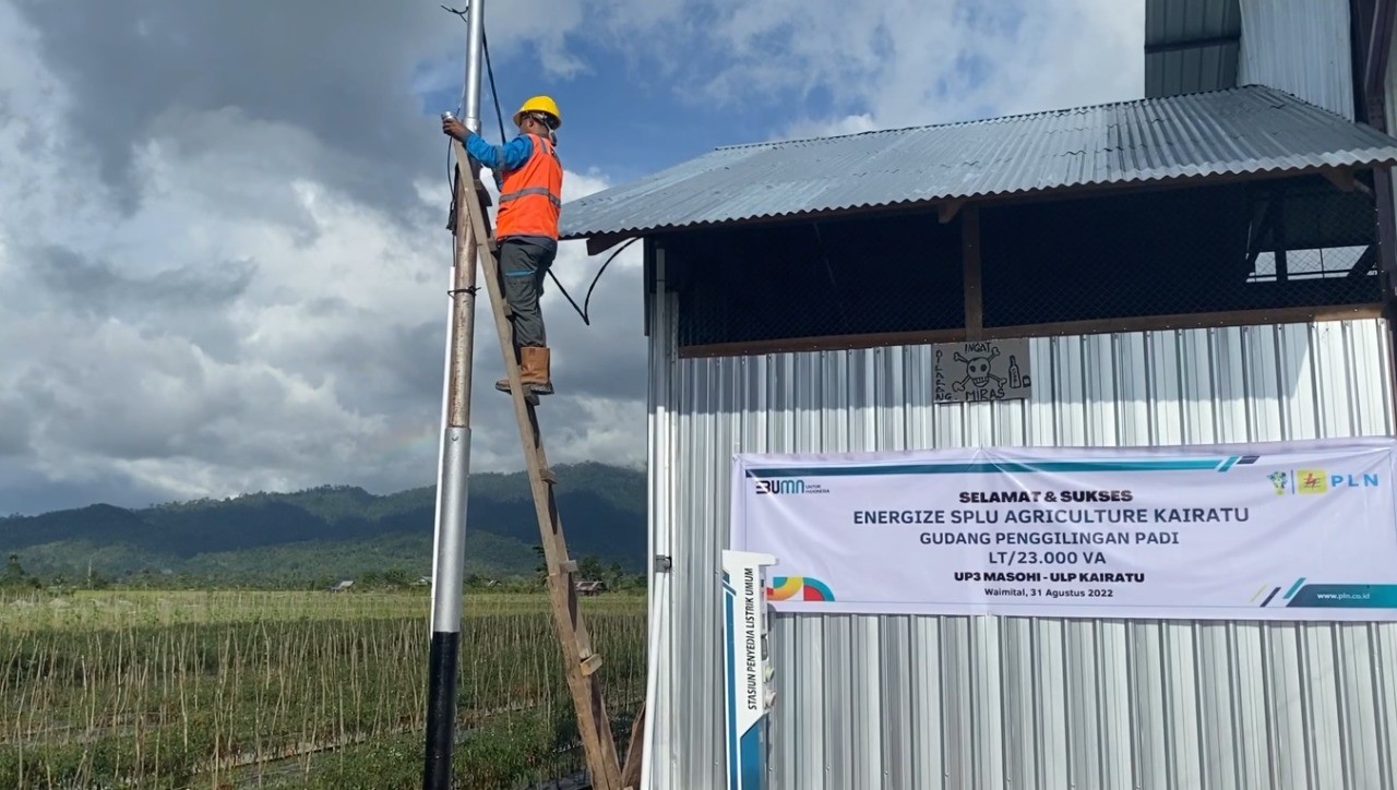 Kehadiran PLN Lewat Stasiun Pengisian Listrik Umum Bikin Hemat Usaha Penggilingan Padi di Pulau Seram. (Foto: PLN/Adv)