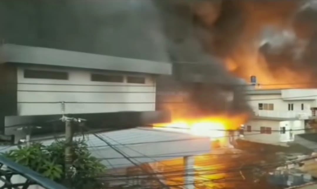 Gudang di Depok Terbakar, JNE Siap Ganti Rugi Barang Pelanggan. (Foto: tangkapan layan Instagram @Infodepok_id))