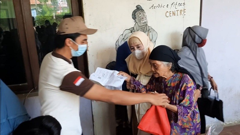 1.690 Warga Bekasi Terima BLT BBM, Dananya untuk Sekolah Anak. (Foto: Yohanes Tohap/MNC Media)