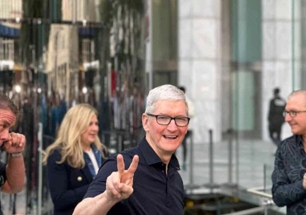 Bos Apple Selfie dengan Pembeli Pertama iPhone 14 di New York (FOTO:MNC Media)