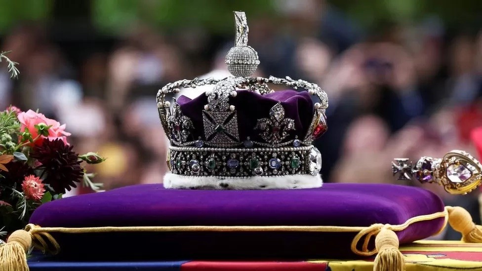Fakta Mengejutkan Mahkota Ratu Elizabeth II yang Ditaruh di Atas Peti Mati (FOTO: Reuters)