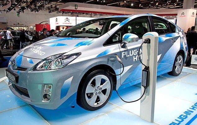 Sama-sama Tekan Emisi, Begini Beda Mobil Hybrid dan Mobil Listrik (Foto: MNC Media)
