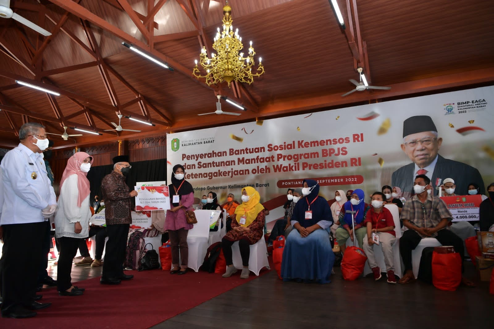 Bagikan BLT BBM di Pontianak, Wapres: Subsidi untuk yang Berhak. (Foto: MNC Media)