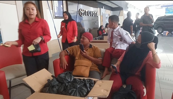 Jangan Dianggap Remeh, Pedagang Ini Beli Mobil Pakai Uang Logam Recehan Rp1.000 (FOTO:Dok Ist)