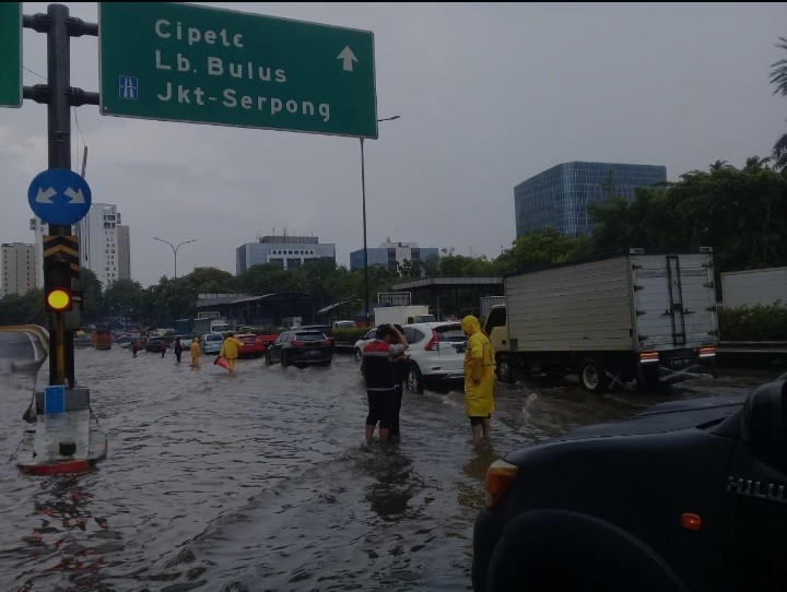 Tol JORR Arah Lebak Bulus Terendam Banjir 40 Cm (FOTO: MNC Media)