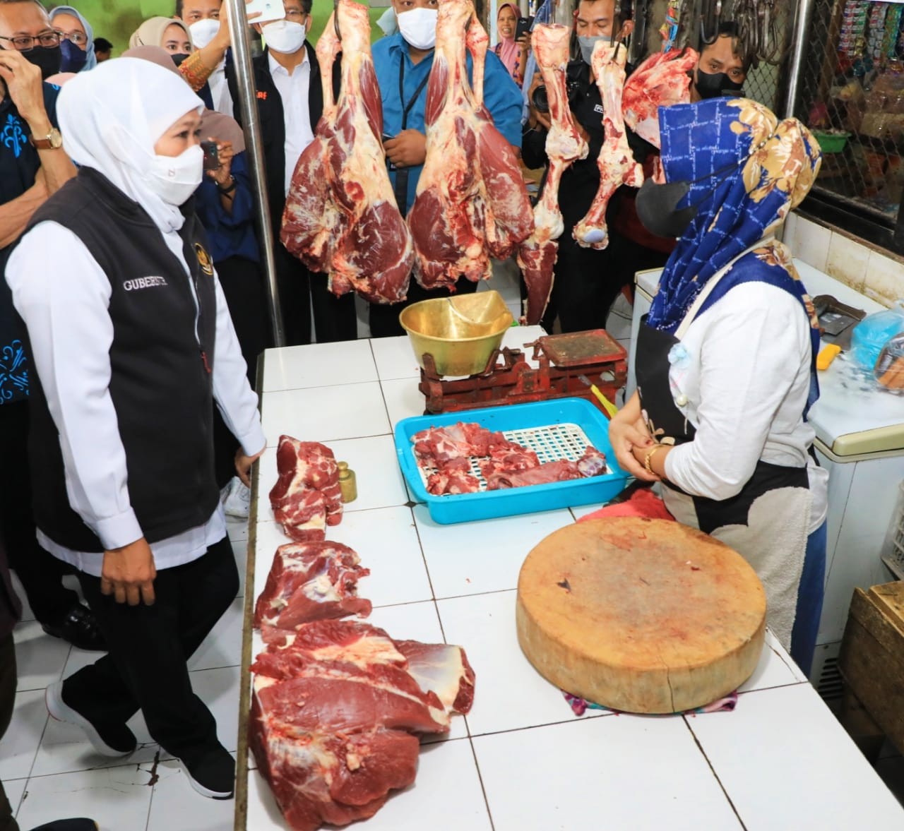 Blusukan ke Pasar, Khofifah Pastikan Harga Pangan di Jatim Stabil. (Foto: Lukman Hakim/MNC Media)