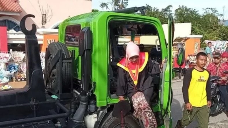 Bekerja Sebagai Honorer Angkut Sampah, Wisudawati Ini Berhasil Gelar Sarjana Hukum (FOTO:MNC Media)
