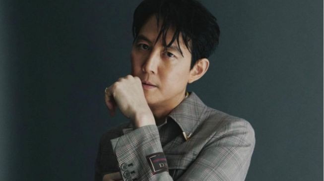 Lee Jung Jae yang merupakan aktor kenamaan asal Korea Selatan menjadi pemeran utama dalam serial berjumlah sembilan episode tersebut.