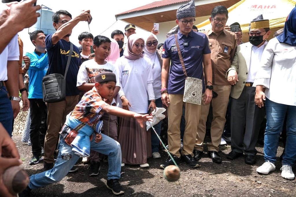 Sandiaga Uno mendorong Desa Wisata Kambo, yang berada di Kota Palopo, Sulawesi Selatan, agar meningkatkan kualitas dan mengoptimalkan potensi wisata.