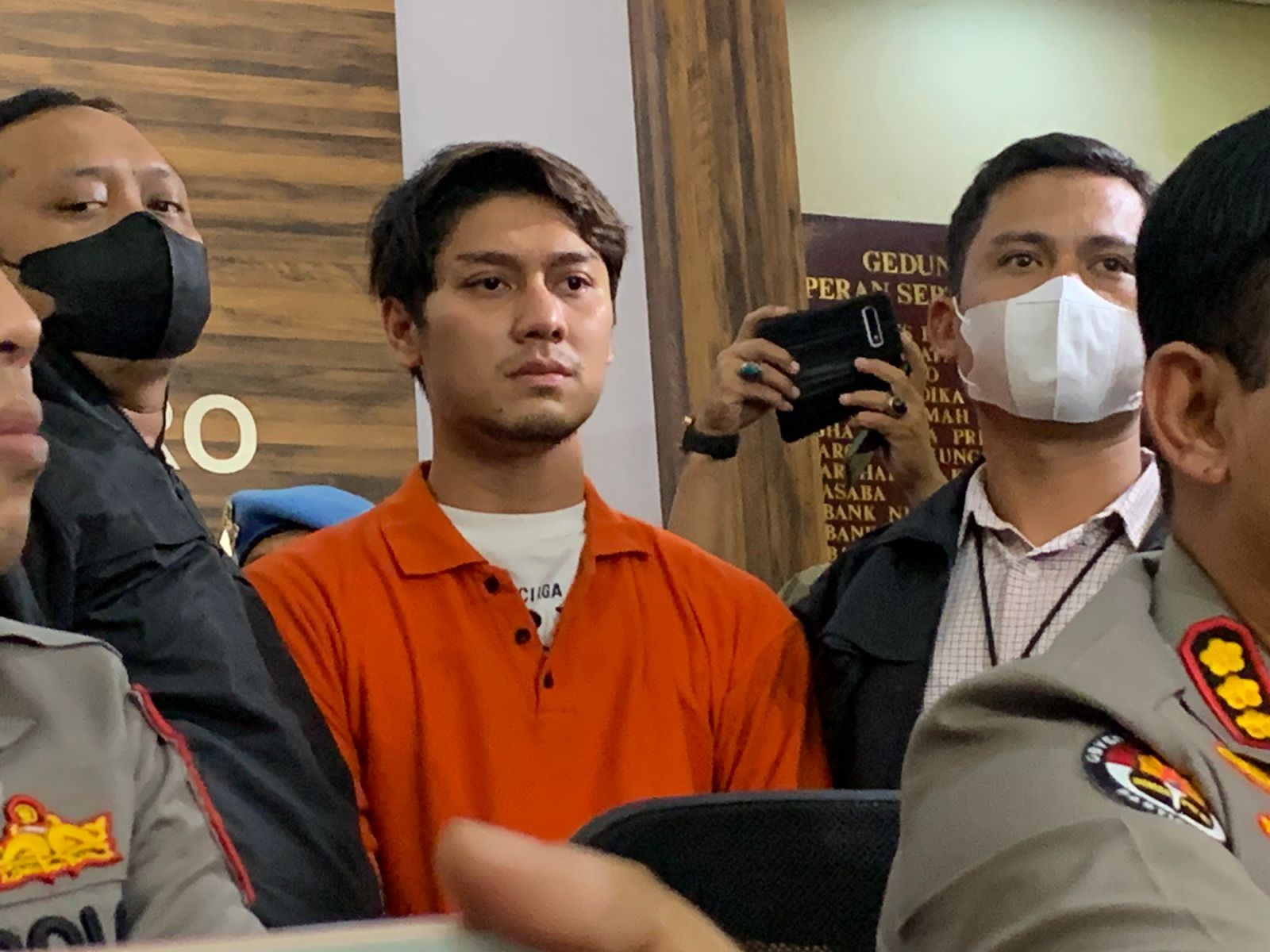 Rizky Billar kini resmi menjadi tersangka kasus kekerasan dalam rumah tangga (KDRT) yang dilakukannya pada sang istri, Lesti Kejora.