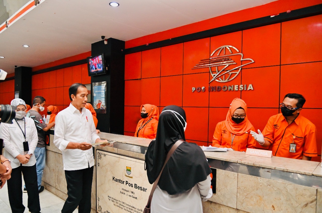 Jokowi kembali menyerahkan bantuan langsung tunai (BLT) BBM dan bantuan subsidi upah (BSU) kepada para penerima manfaat di Kantor Pos Kota Bandung.