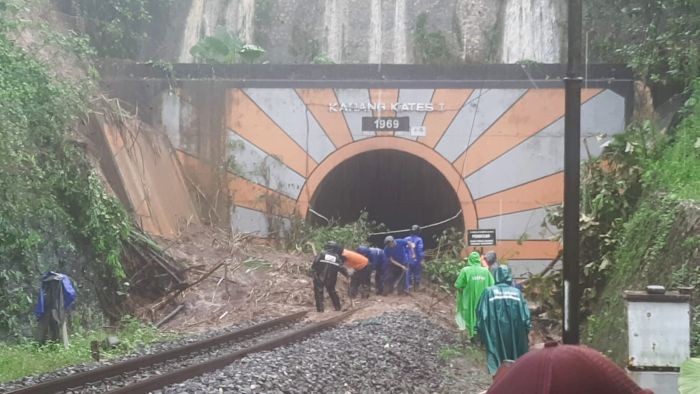 Sempat Tertutup Longsor Jalur Ka Di Malang Selatan Bisa Dilintasi Kembali 1219