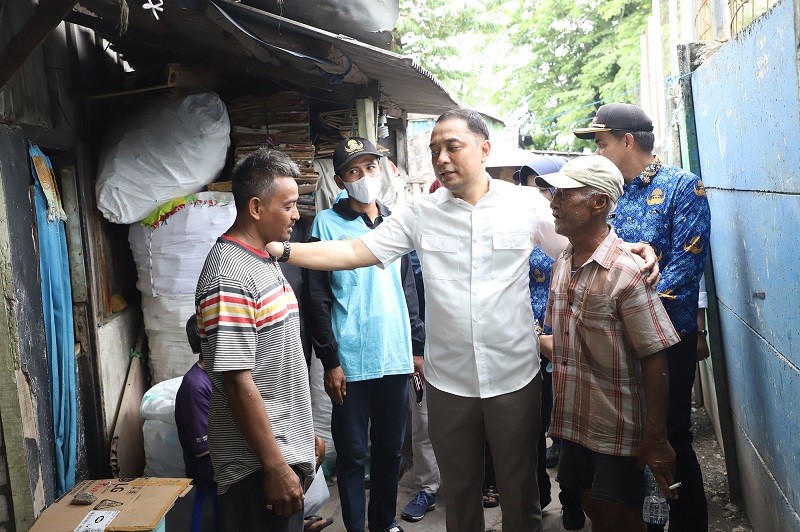 Selain Bansos, Ini Jurus Wali Kota Surabaya Bantu Orang Miskin. (Foto: Aan Haryono/MPI).