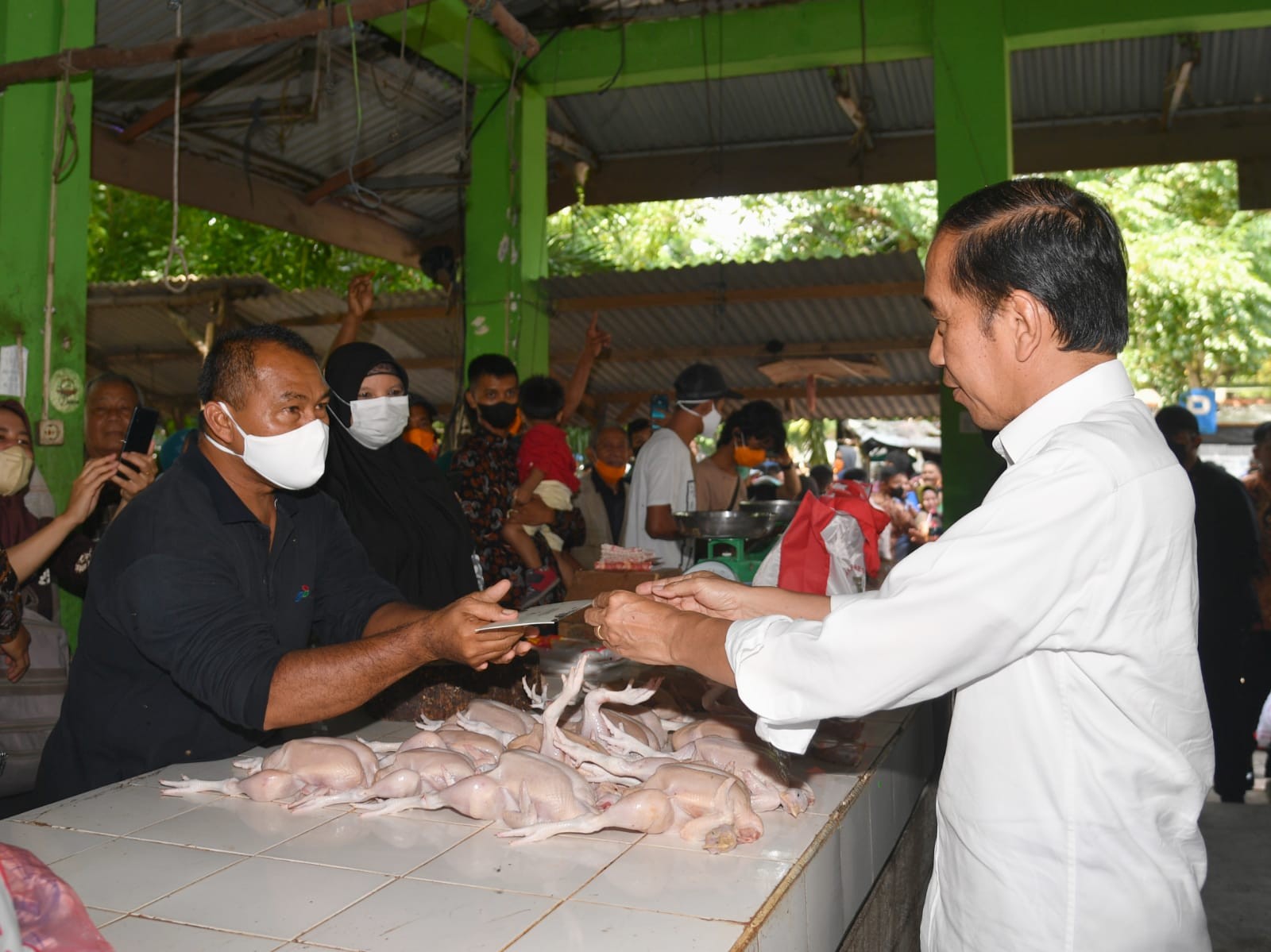 Bagikan Bansos di Pasar Muntok Babel, Jokowi: Kalau APBN Lebih Ditambah Lagi (FOTO:Dok Ist)