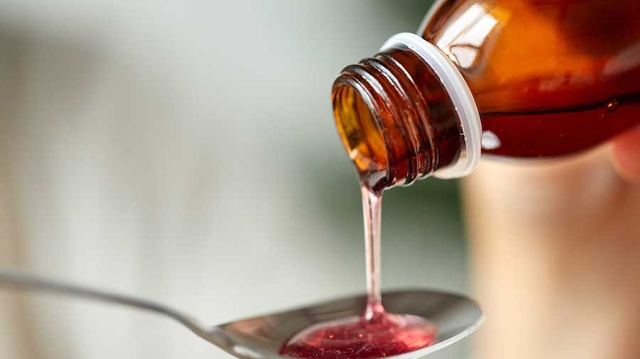 Pemilik Apotek di Pasar Baru Jakarta Mulai Ganti Obat Sirop dengan Tablet (FOTO:MNC Media)