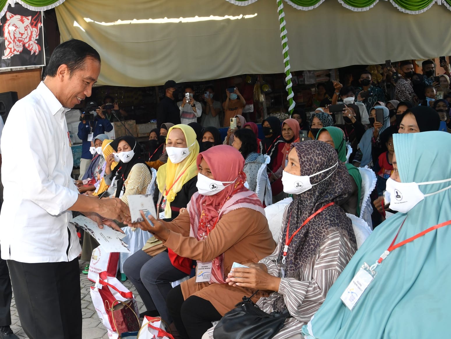 Bagikan Bansos di Pasar Toboali Babel, Jokowi: Gunakan untuk Gizi Anak (Dok.Setkab)