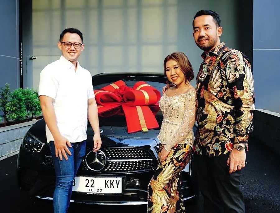 Kiky Saputri mendapatkan sebuah kado dari sang kekasih, yaitu sebuah mobil mewah Mercedes-Benz C-Class.