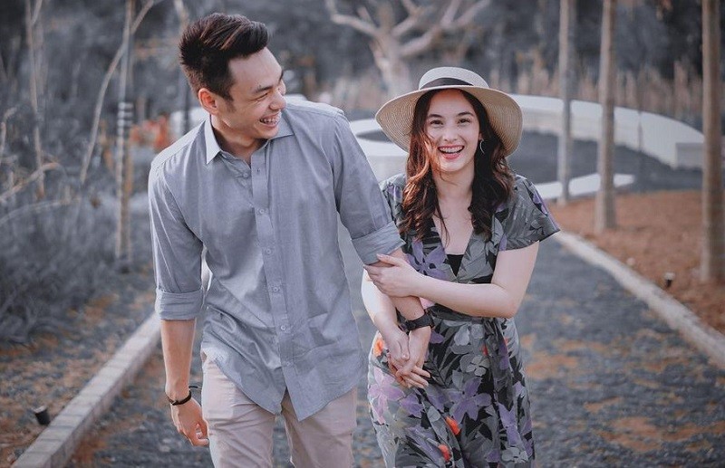 Kebahagiaan kini tengah dirasakan oleh Chelsea Islan. Sebab pada Senin (24/10/2022) kemarin dia dilamar oleh kekasihnya Rob Clinton.