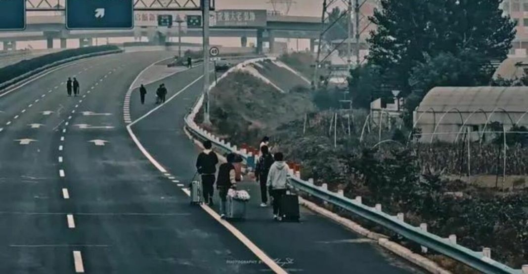 Viral Video Pegawai Pabrik Perakitan Apple Kabur dari Lockdown di China  (Dok.News on Air)